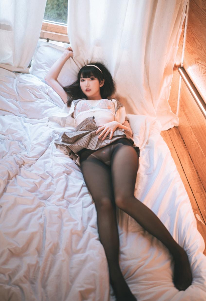 面饼仙儿 黑斯露营JK-性感美女